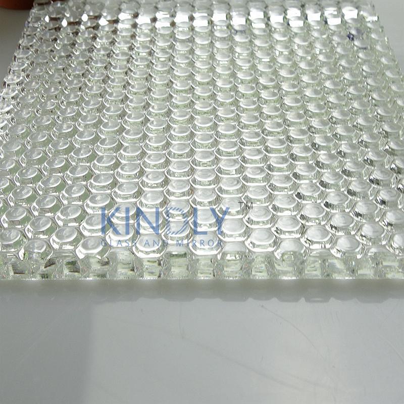 Ultra clear luminous pearl patterned glass